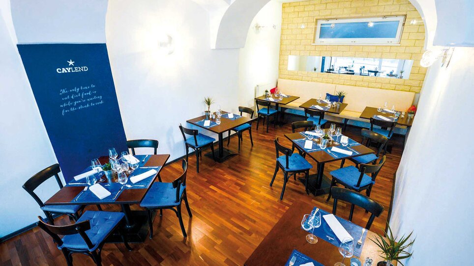 Elegantes Restaurant Caylend mit Tischen und modernen Stühlen. | © Michael Fiedler 