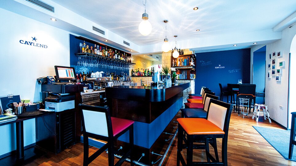 Gemütliche Bar mit einer Vielzahl an Getränken und Sitzmöglichkeiten. | © Michael Fiedler