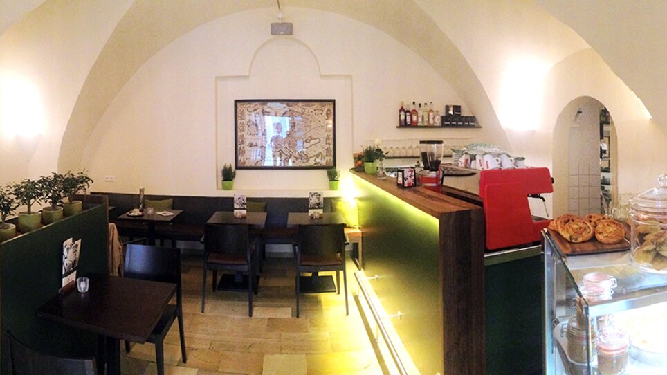Gemütliches Café mit modernem Interieur und Kaffeemaschine. | © Cosimo