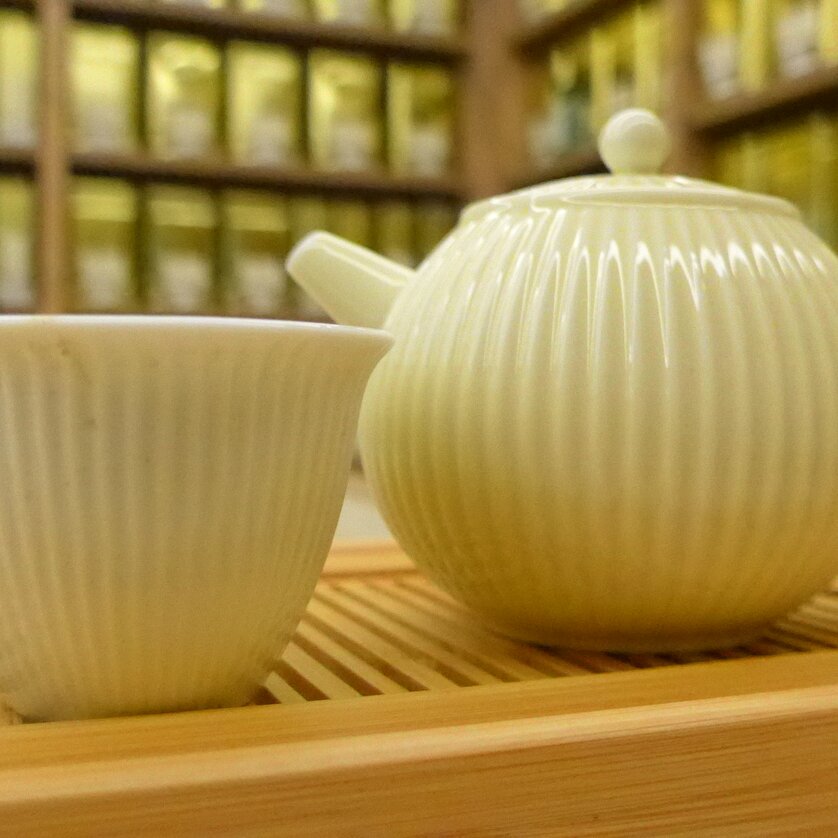 A light teapot and cup on a wooden tray. | © Martin Laschat