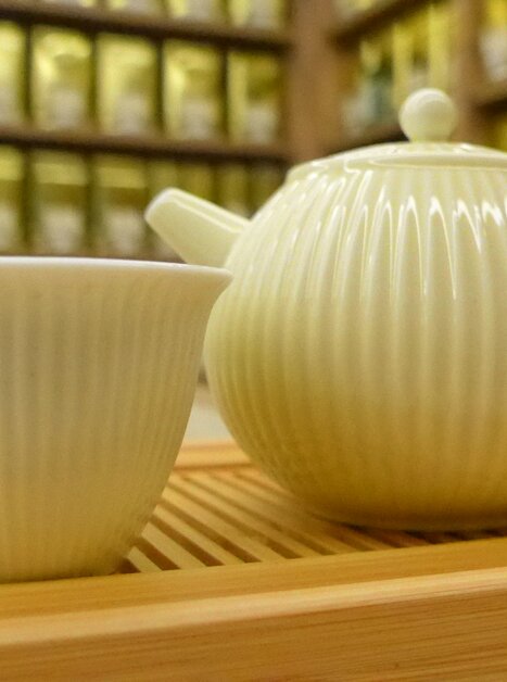 A light teapot and cup on a wooden tray. | © Martin Laschat