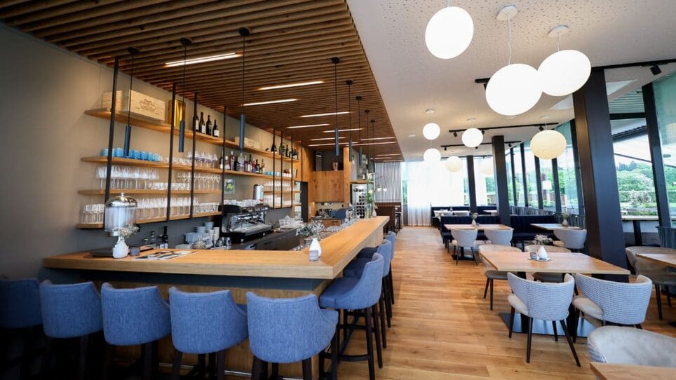 Modern restaurant view with bar and seating areas. | © Das Franz