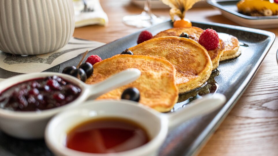 Delicious pancakes with berries and jam. | © Das Franz