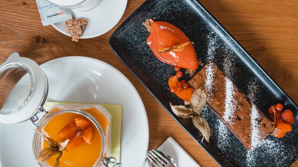 A dessert plate with chocolate cake, sorbet, and fruits. | © Das Franz