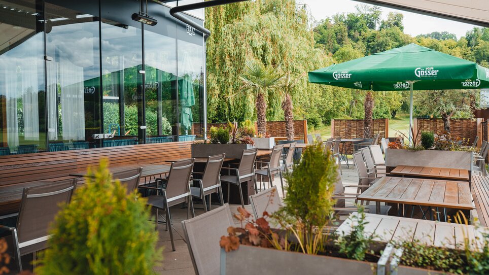 Cozy terrace with seating and gardens at restaurant "Das Franz". | © Das Franz