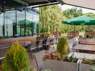 Cozy terrace with seating and gardens at restaurant "Das Franz". | © Das Franz
