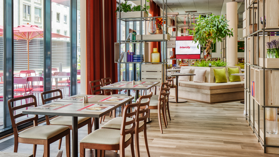 Ein modernes Restaurant im IntercityHotel Graz mit stilvollen Möbeln und Pflanzen. | © IntercityHotel Graz
