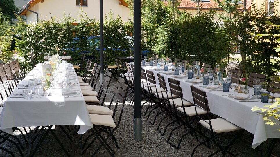 Eine Restaurant-Terrasse mit gedeckten Tischen und Stühlen. | © Das Lorenz