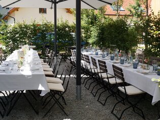 Eine Restaurant-Terrasse mit gedeckten Tischen und Stühlen. | © Das Lorenz