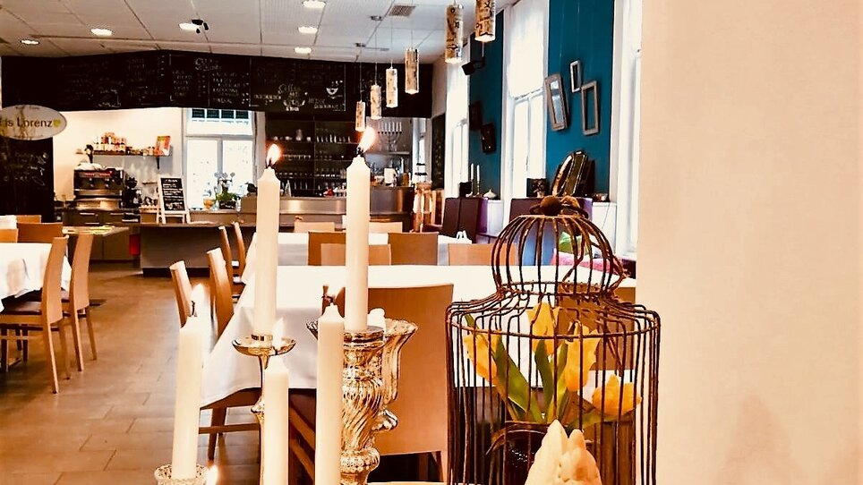Gemütliches Restaurant mit schönem Tischarrangement und Dekoration. | © Das Lorenz