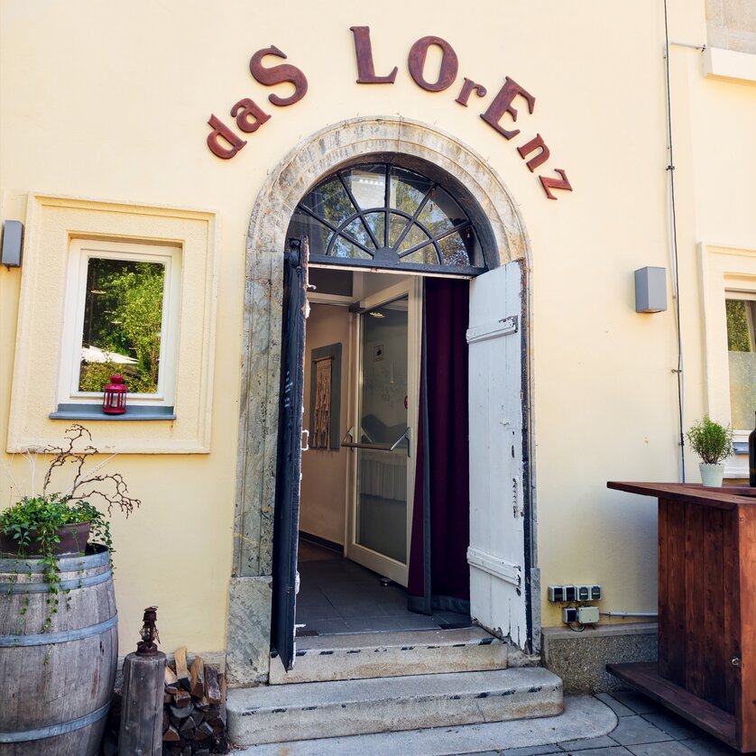 Eingang zum Restaurant Das Lorenz in Graz mit offener Tür. | © Das Lorenz
