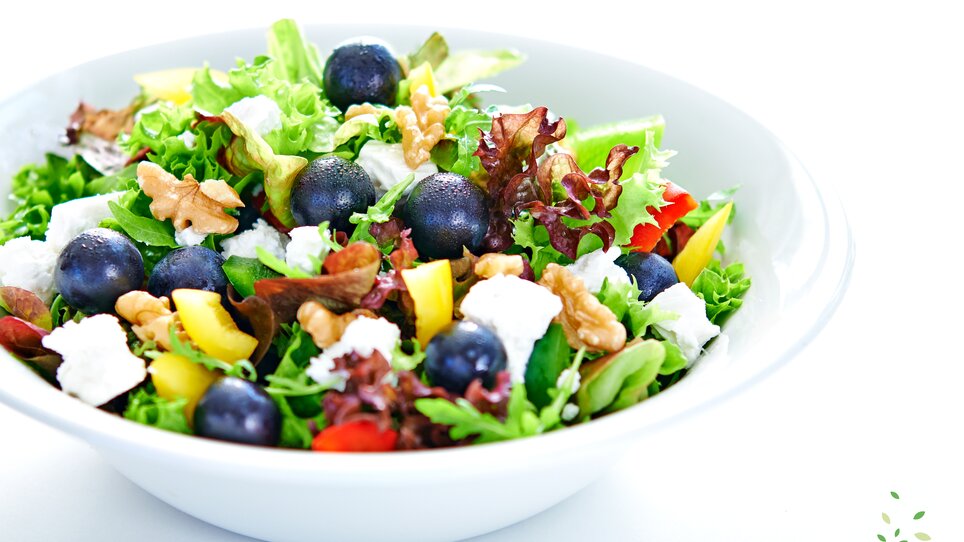 Insalata fresca con mirtilli, peperone, noci e formaggio. | © dean&david