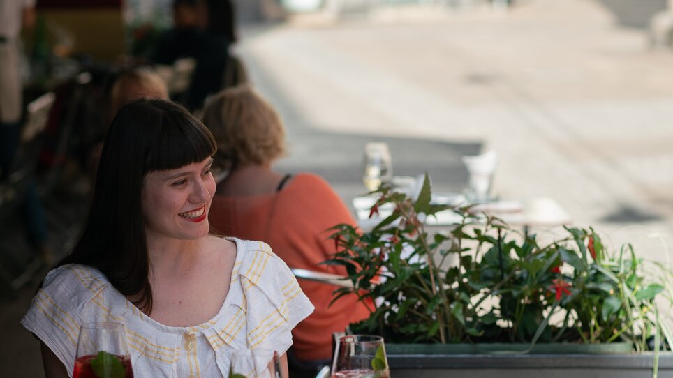 Two women enjoying drinks outdoors at Frankowitsch in Graz. | © Delikatessen Frankowitsch