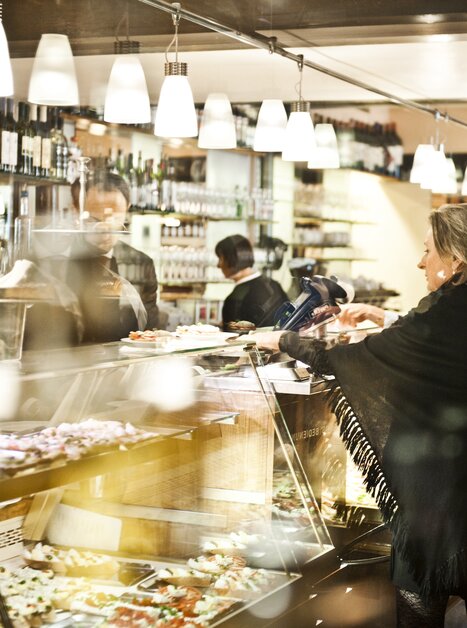 Visitors enjoy delicacies in a lively bistro. | © Frankowitsch