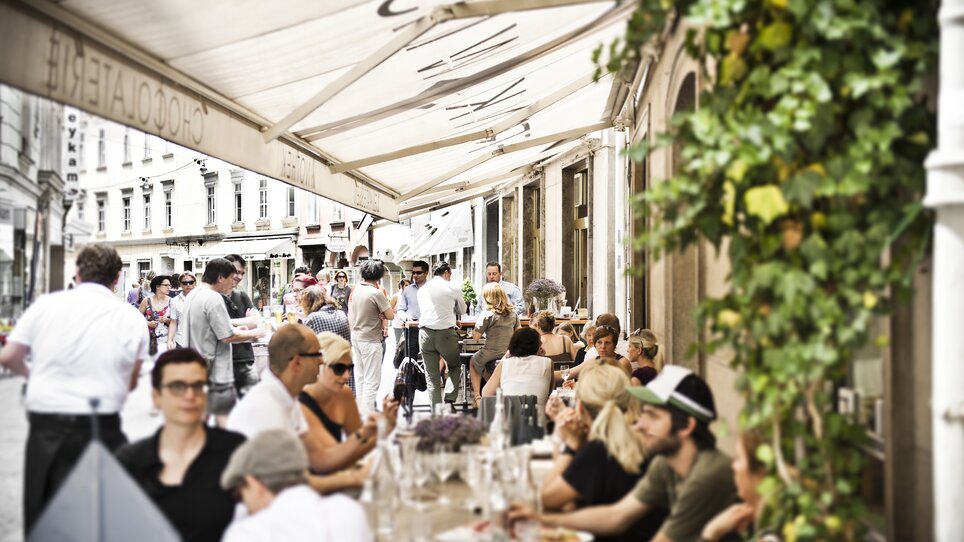 Busy street café scene in Graz, relaxed atmosphere. | © Frankowitsch