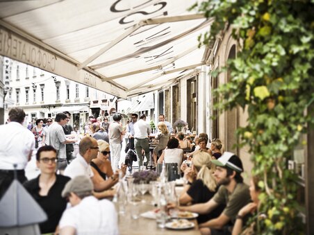 Belebte Straßencafé-Szene in Graz, entspannte Atmosphäre. | © Frankowitsch