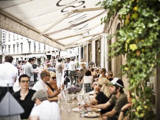 Busy street café scene in Graz, relaxed atmosphere. | © Frankowitsch