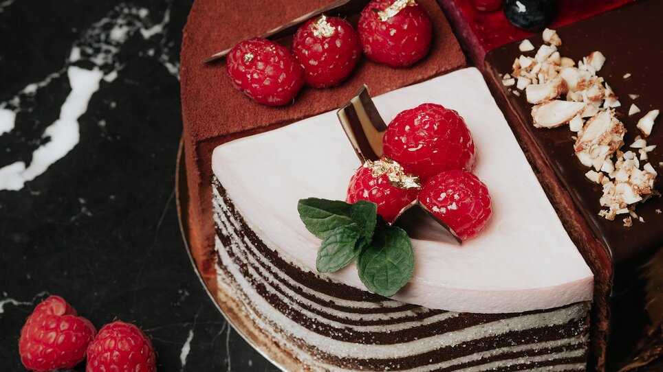 A beautiful chocolate cake topped with raspberries and blueberries. | © Frankowitsch - LippZahnschirm Photography (7a)