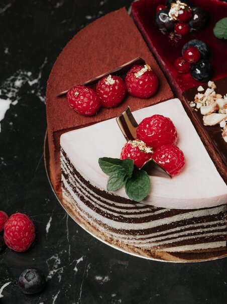 Ein wunderschöner Schokoladenkuchen mit Himbeeren und Blaubeeren. | © Frankowitsch - LippZahnschirm Photography (7a)
