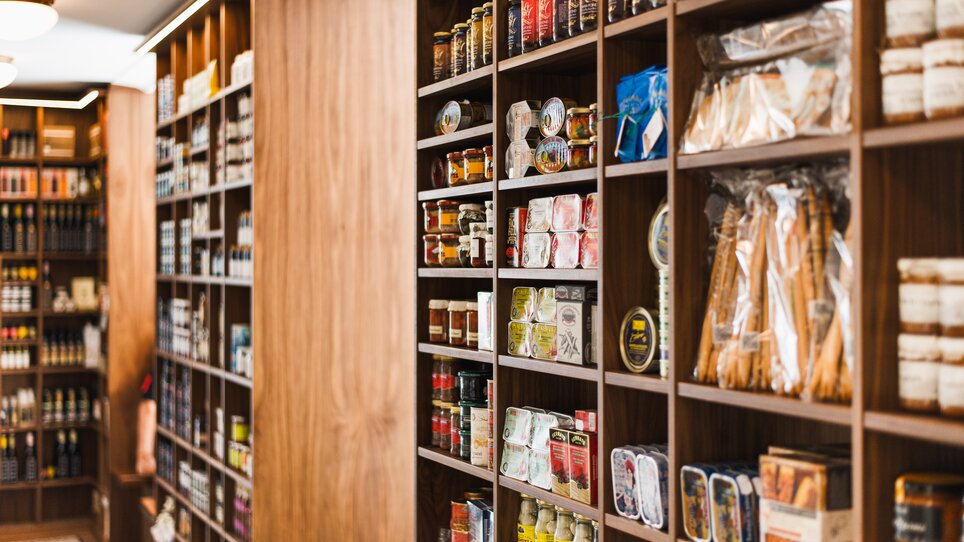 Shelf with various delicacies and foods in a shop. | © Frankowitsch