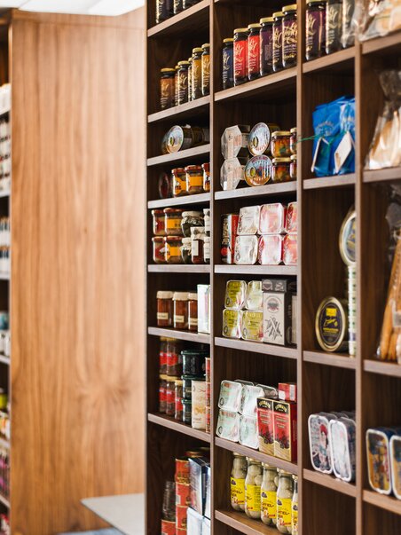 Regal mit verschiedenen Delikatessen und Lebensmitteln in einem Geschäft. | © Frankowitsch