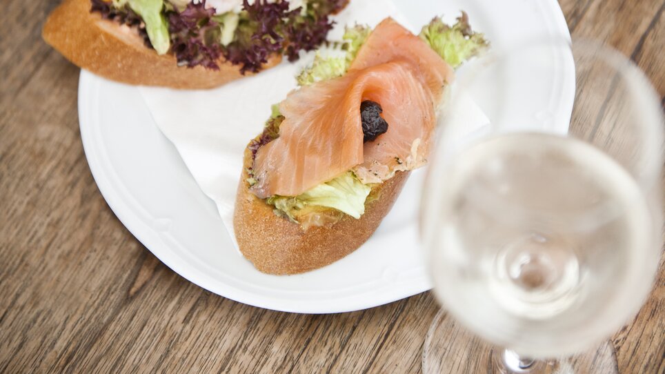 Two open sandwiches with salmon and shrimp on a plate. | © Frankowitsch