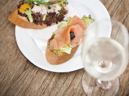 Zwei Brötchen mit Lachs und Shrimps auf einem Teller. | © Frankowitsch