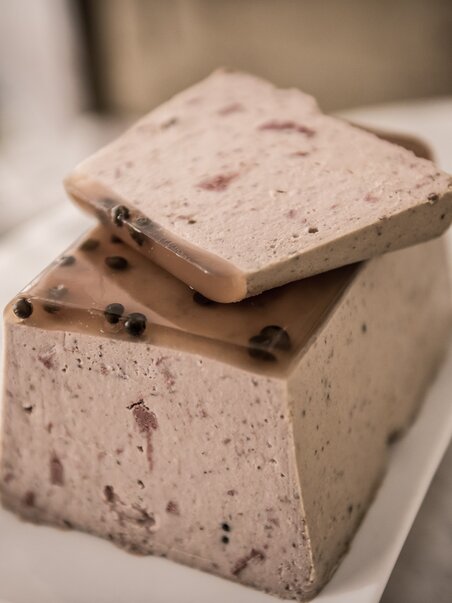 A delicious terrine with jelly in an elegant presentation. | © Nussbaumer