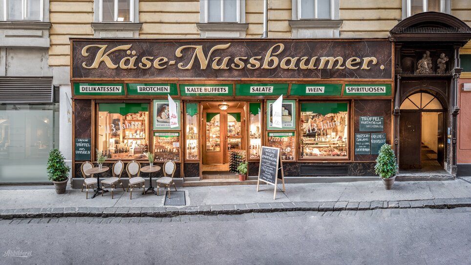 Traditionelles Delikatessengeschäft Käse-Nussbaumer in Graz mit Außenbestuhlung. | © Delikatessen Nussbaumer