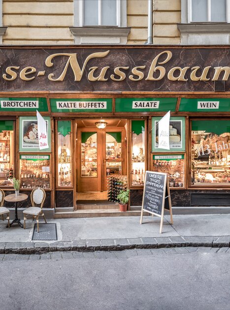 Traditional delicatessen shop Käse-Nussbaumer in Graz with outdoor seating. | © Delikatessen Nussbaumer
