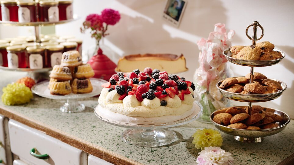 Tanti dolci prelibati presentati in modo accattivante su un tavolo del ristorante “Der Steirer”. | © Florian Weitzer Hotels & Restaurants