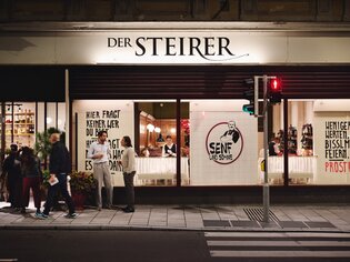 Exterior view of Der Steirer restaurant in Graz at night. | © Florian Weitzer Hotels & Restaurants