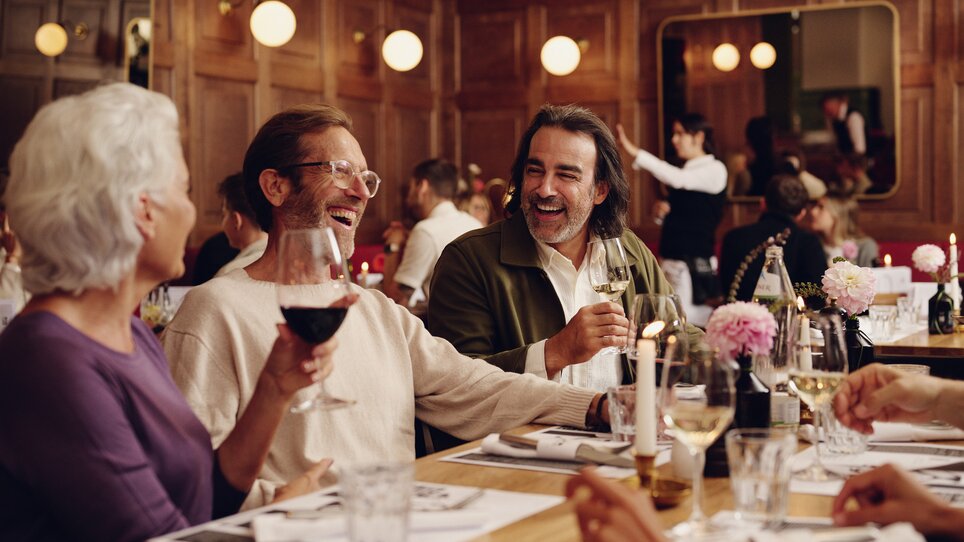 Amici che trascorrono del tempo a mangiare in un ristorante. | © Florian Weitzer Hotels und Restaurants