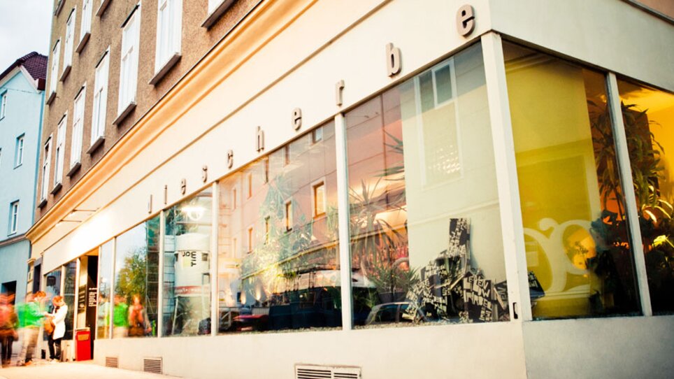 Modernes Restaurant in Graz mit großen Fenstern. | © Die Scherbe - Lupi Spuma