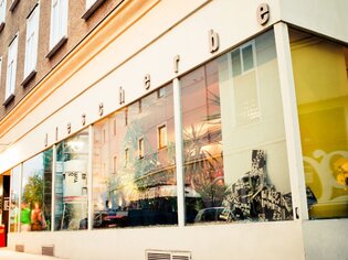 Modern restaurant in Graz featuring large windows. | © Die Scherbe - Lupi Spuma