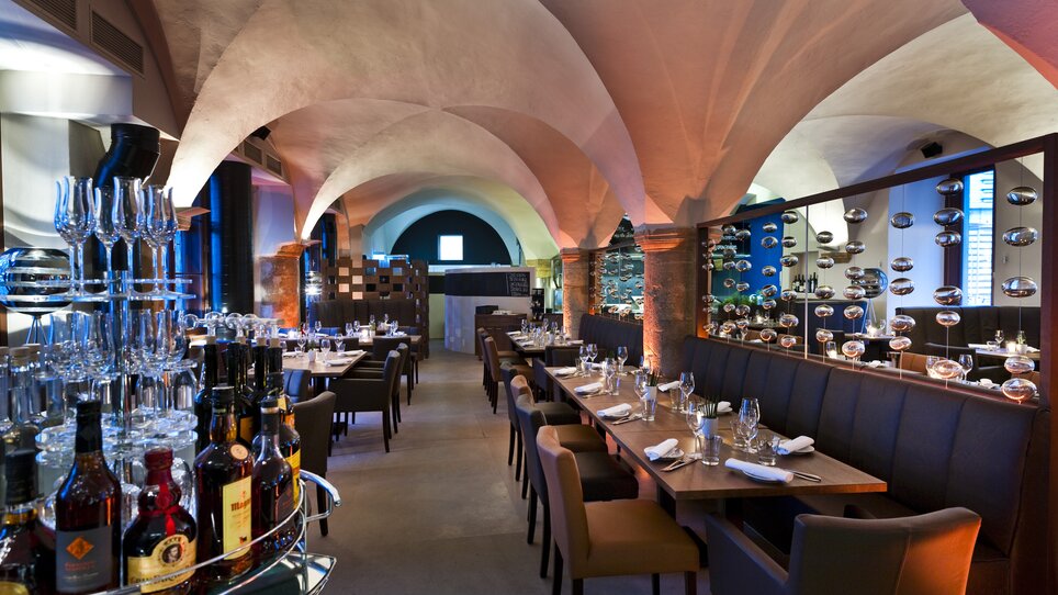 Elegant restaurant view with tables and drink shelves. | © El Gaucho - Werner Krug