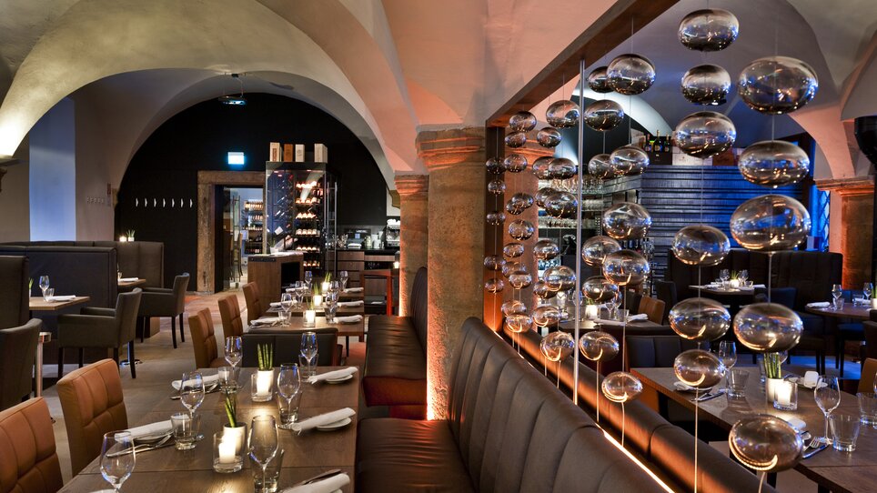Elegant restaurant with stylish interior, softly illuminated. | © El Gaucho - Werner Krug