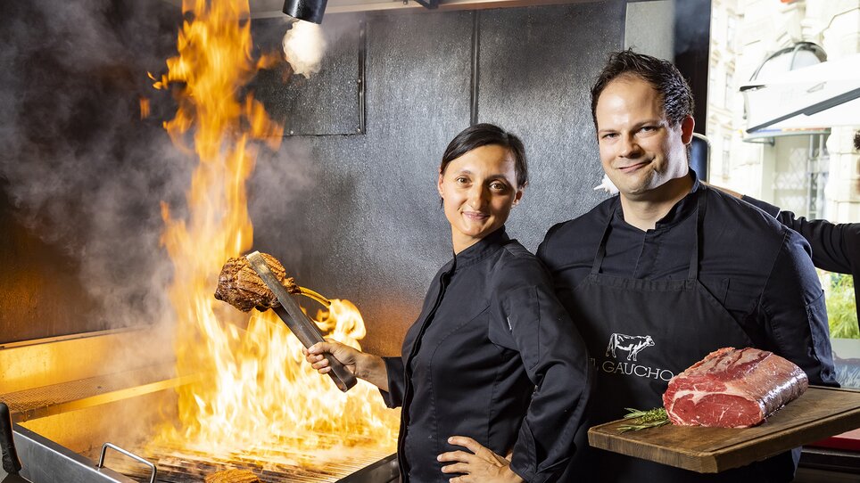 Chefs at the grill with flames and fresh meat in Graz. | © El Gaucho - Werner Krug