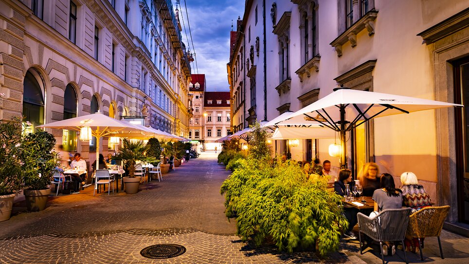 Cozy atmosphere in a street with outdoor dining in Graz. | © El Gaucho - Werner Krug