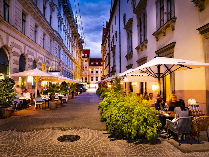 Atmosfera accogliente in una strada con ristorazione all'aperto a Graz. | © El Gaucho - Werner Krug