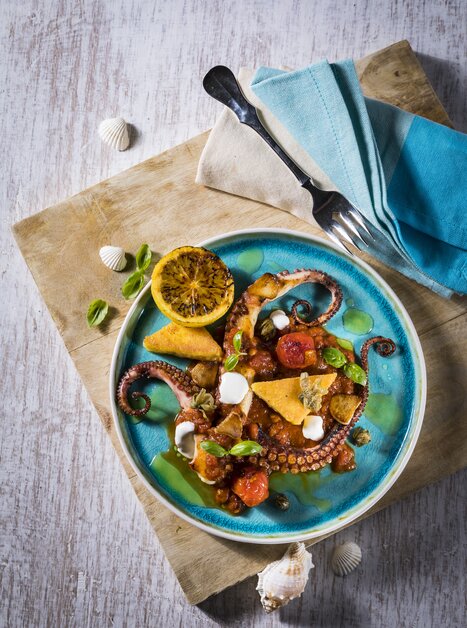 Leckere Oktopus-Speise mit Tomaten und Zitrusfrüchten auf einem Teller. | © El Pescador - Werner Krug