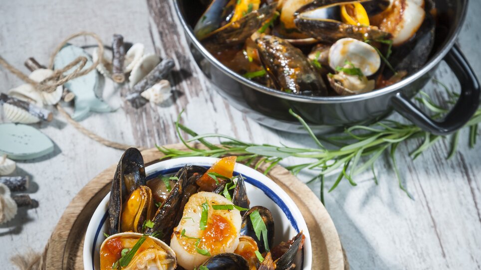 A delicious dish featuring mussels and shrimp in an elegant bowl. | © El Pescador - Werner Krug