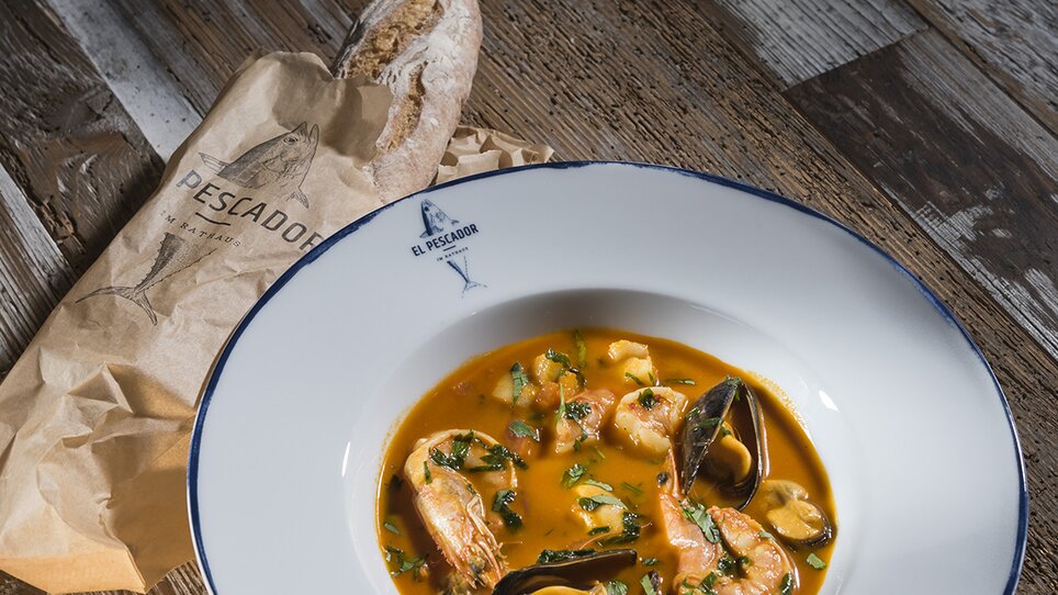A delicious seafood dish accompanied by bread. | © El Pescador - Werner Krug
