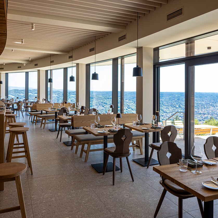 Fürstenstand - Das Bergrestaurant I Essen & Trinken in Graz | © Markus Kaiser Moderner Restaurantraum mit Aussicht auf Graz und die Umgebung. | © Markus Kaiser