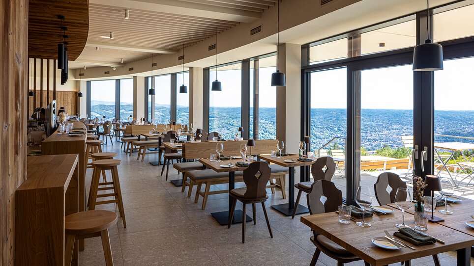 Modern restaurant interior with a view of Graz and its surroundings. | © Markus Kaiser