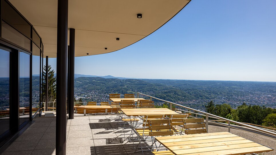 Terrace of the mountain restaurant with a view of Graz and the surroundings. | © Markus Kaiser