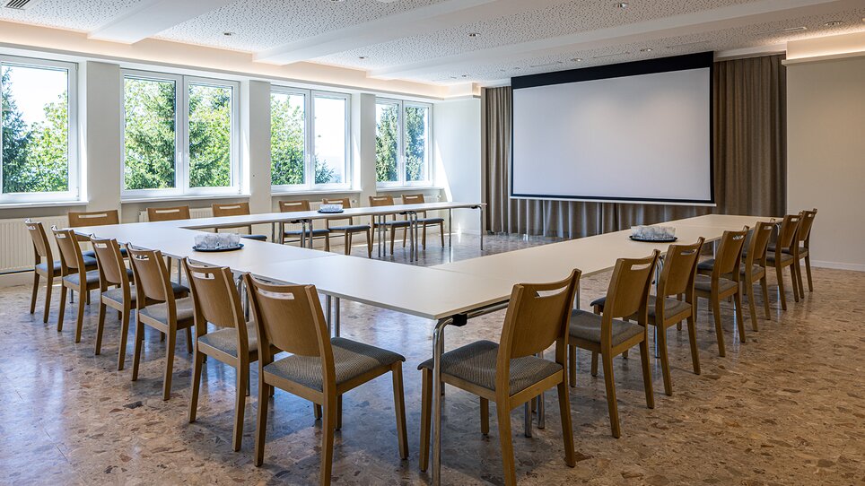 Spacious conference room with tables and chairs. | © Markus Kaiser