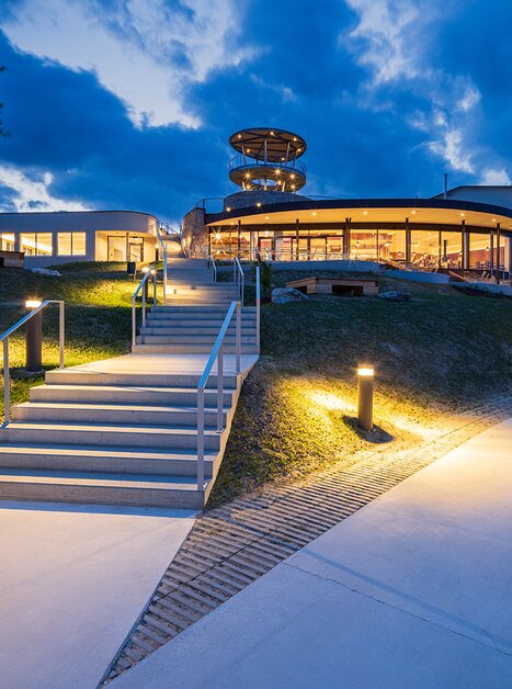 Beleuchteter Weg zum Bergrestaurant Fürstenstand in der Dämmerung. | © Markus Kaiser