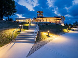 Beleuchteter Weg zum Bergrestaurant Fürstenstand in der Dämmerung. | © Markus Kaiser