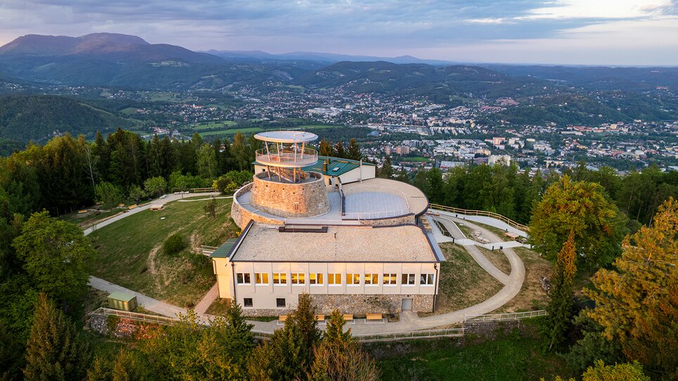 View of the Fürstenstand mountain restaurant with Graz city in the background. | © Markus Kaiser